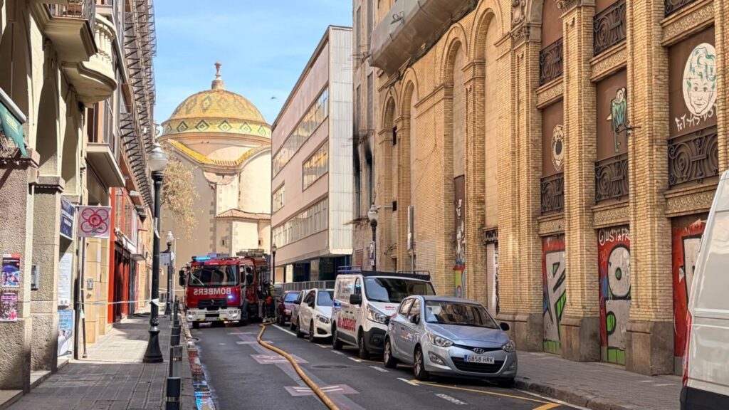 Incendi a l'edifici en obres de la futura escola de música del Raval | VÍDEO | Bombers de Barcelona, Incendis