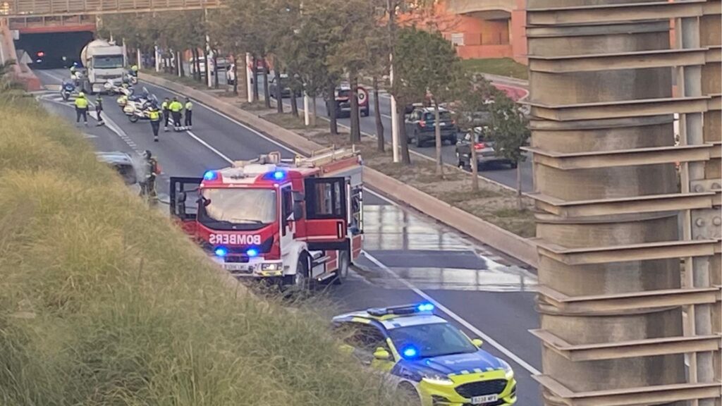 L'incendi d'un cotxe obliga a tallar a la ronda del Litoral a l'altura del Poblenou | VÍDEO | Accidents, ronda del Litoral, trànsit