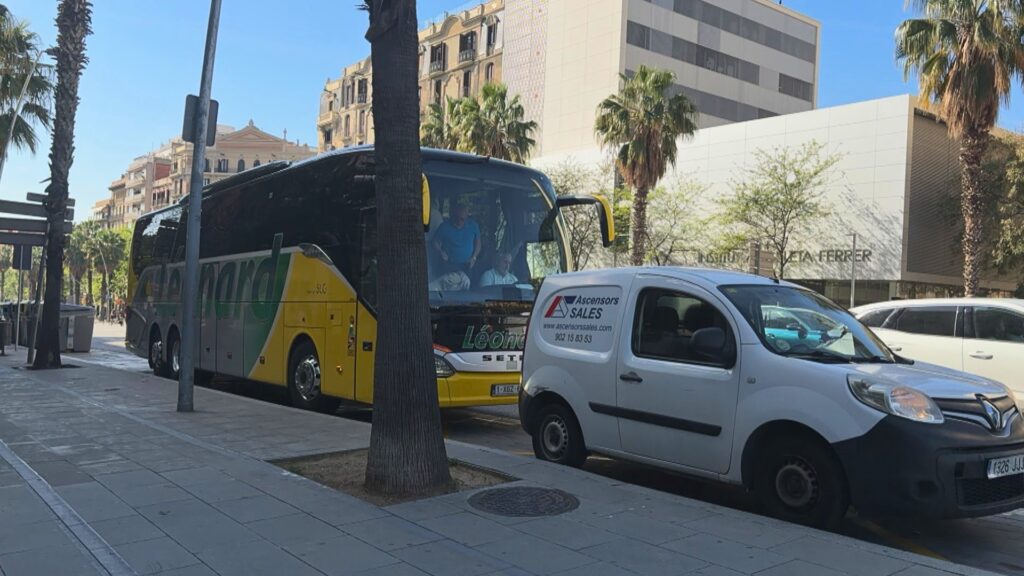 autocar infringiendo aparcamiento