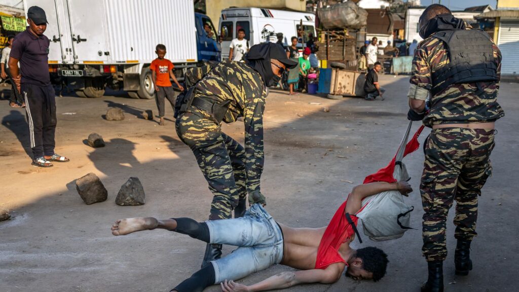 &ldquo;Les protestes de la Generaci&oacute; Z a Madagascar&rdquo;, de Luis Tato, per a Agence France-Presse, premi World Press Photo 2026