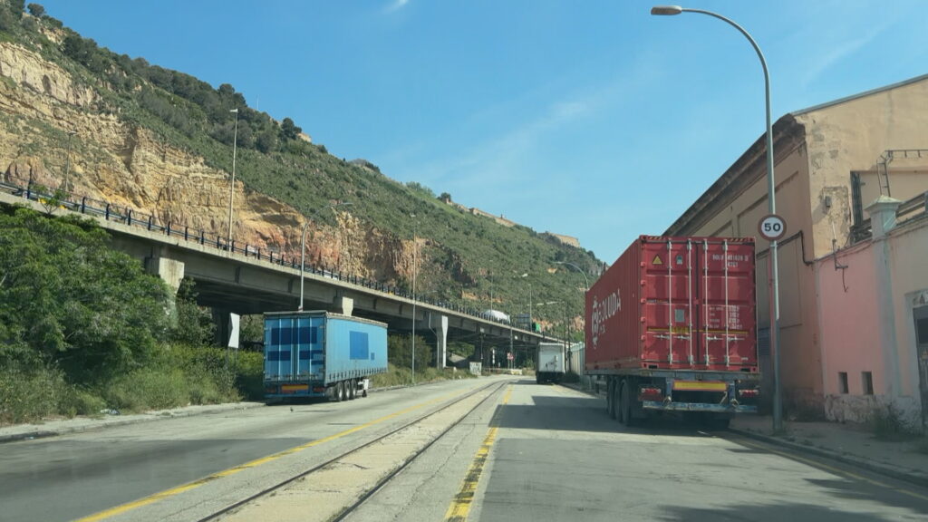 Un bus exprés de Zona Franca a Drassanes, pel pas del Morrot, circularà aquest 2026 | Barris, port de Barcelona, TMB, transport públic