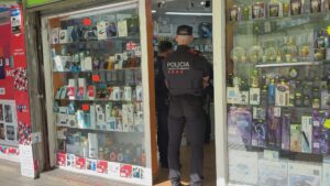 Els Mossos detecten una cinquantena d’infraccions en botigues de compravenda de mòbils a Barcelona