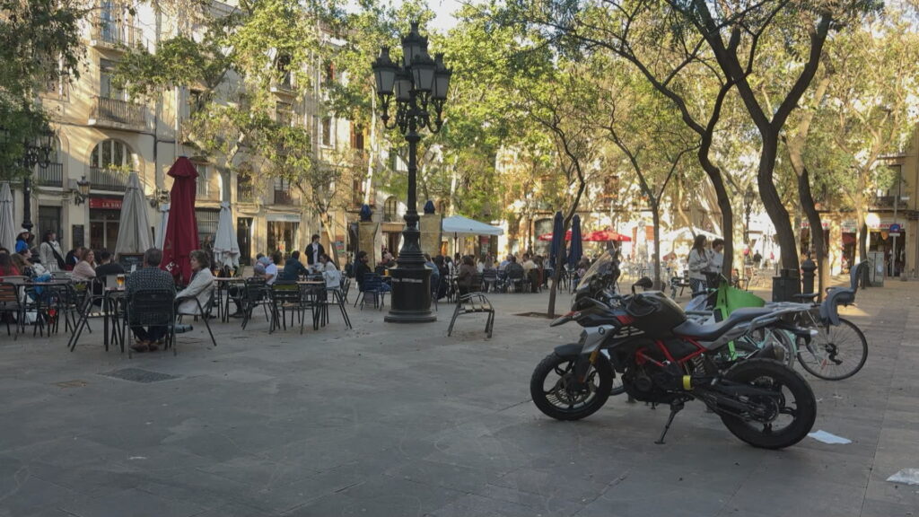 motos aparcada acera 1