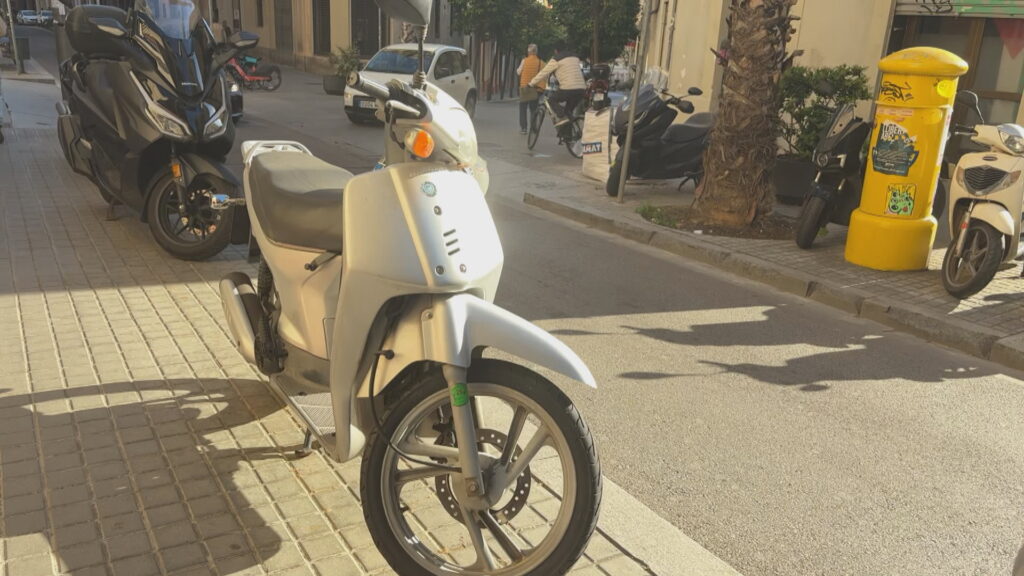 motos acera estacionadas