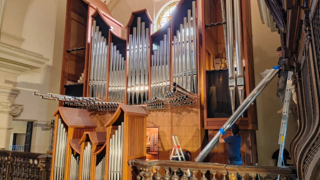 Instal·len els 10 darrers tubs de l'orgue Montserrat Torrent de Sant Felip Neri | música clàssica, música en directe, música en viu, música popular
