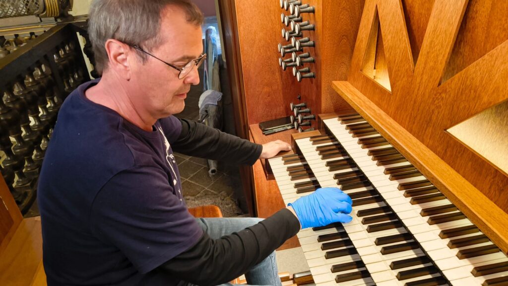 Instal·len els 10 darrers tubs de l'orgue Montserrat Torrent de Sant Felip Neri | música clàssica, música en directe, música en viu, música popular