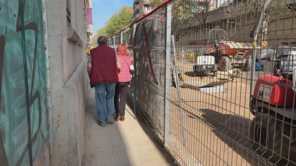 El retorn de les voreres al carrer de Vila i Vilà no acaba d'aixecar ni l’ànim ni les vendes | Barris, botigues, obres, queixes veïnals