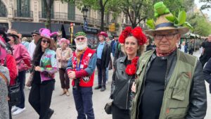 Granotes i regadores al cap: la Passejada amb  barret a Barcelona aplega tot tipus de dissenys