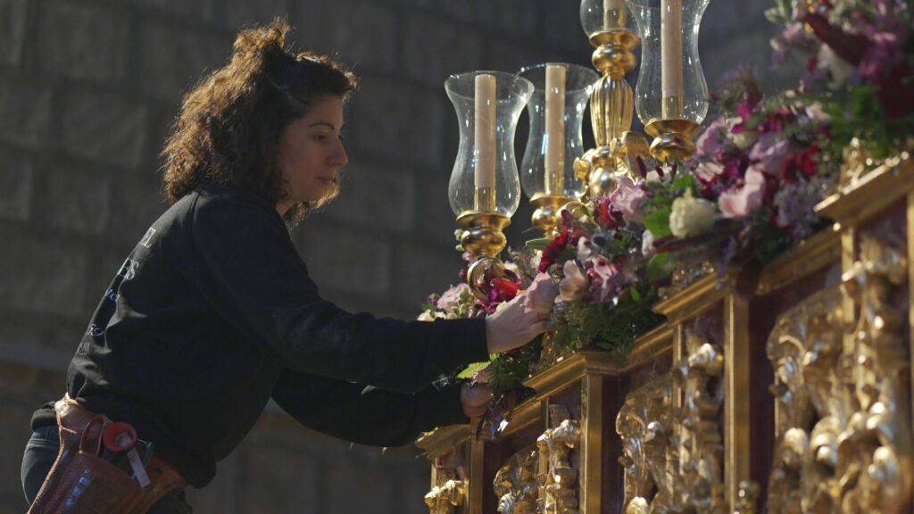 Les confraries, a punt per a les processons de Divendres Sant: "Que res no es mogui" | flors, religió, Setmana Santa