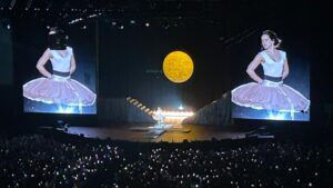 Rosalía es confessa en el primer concert al Sant Jordi: “Barcelona, t’estimo amb bogeria”