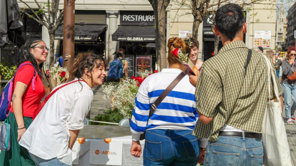 Sant Jordi 2026 a Barcelona: roses, llibres i carrers plens en una diada massiva sense la Rambla | floristes, llibreries, llibres, roses, Sant Jordi