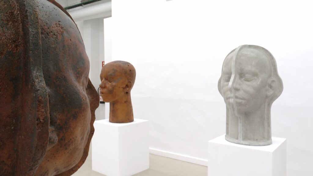L'escultor Samuel Salcedo exposa els seus caps gegants a la 3 Punts Galeria | Art, art contemporani, escultura, exposició, galeries d'art