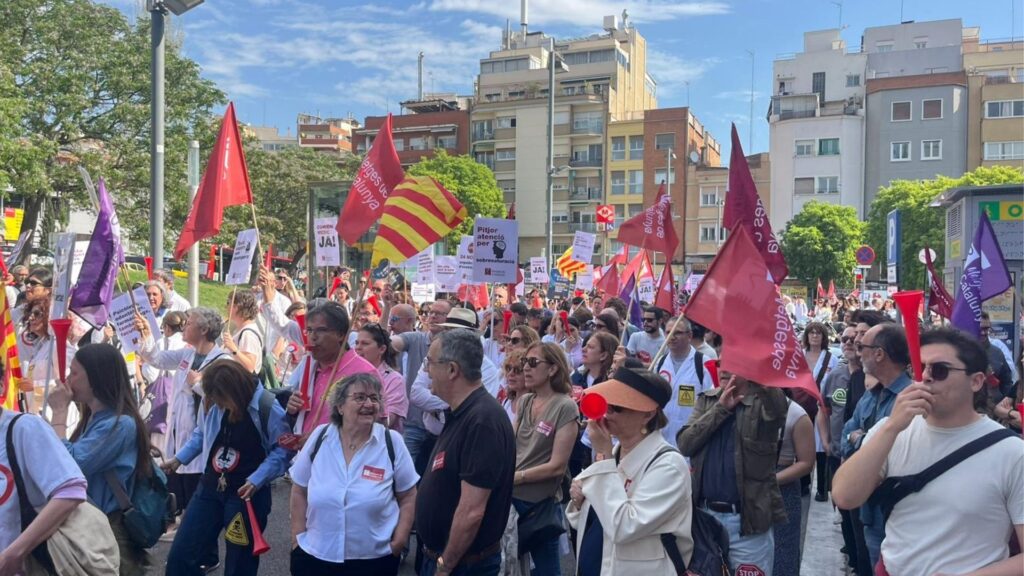 Una altra jornada de vaga de metges amb una marxa de protesta fins a la Sagrada Família | Departament de Salut, manifestacions a Barcelona, metges, protesta laboral, vaga