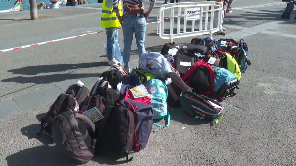 Motxilles plenes de material escolar que la Flotilla portar&agrave; a Gaza