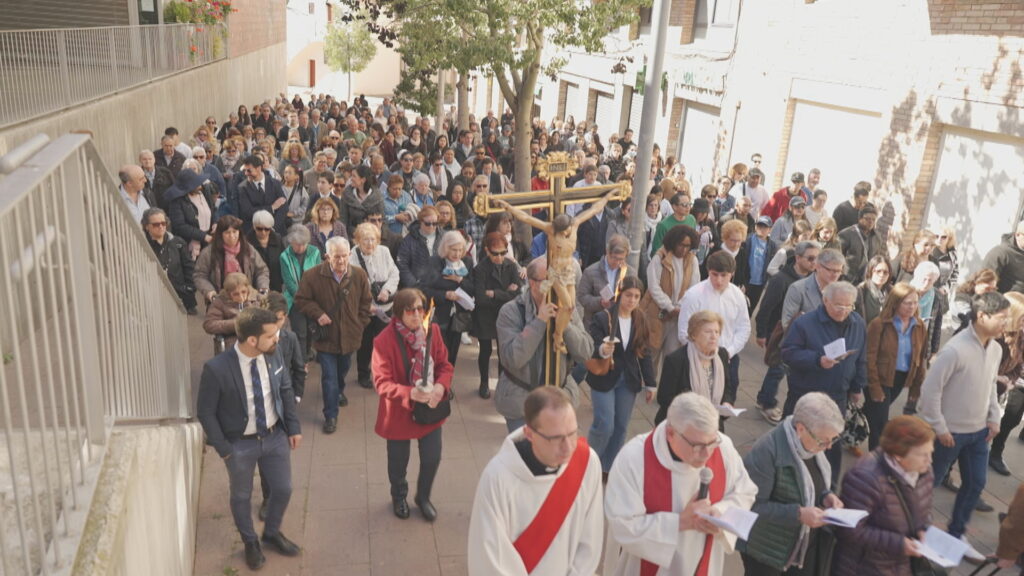 Primer Via Crucis de Divendres Sant des de la nova parròquia de Sant Rafael, a Nou Barris | església catòlica, religió, Setmana Santa