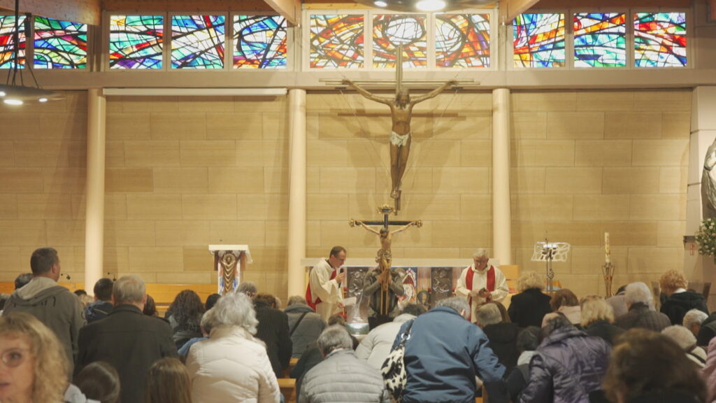 Primer Via Crucis de Divendres Sant des de la nova parròquia de Sant Rafael, a Nou Barris | església catòlica, religió, Setmana Santa