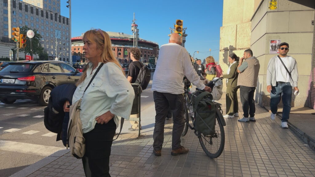 L'enderroc del Palau del Vestit reobre la lluita veïnal per eixamplar la vorera de Gran Via | Barris, carril bici, Fira de Barcelona, obres, queixes veïnals