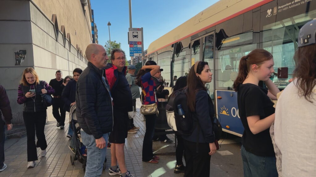 L'enderroc del Palau del Vestit reobre la lluita veïnal per eixamplar la vorera de Gran Via | Barris, carril bici, Fira de Barcelona, obres, queixes veïnals