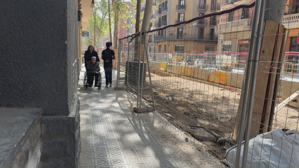 El retorn de les voreres al carrer de Vila i Vilà no acaba d'aixecar ni l’ànim ni les vendes | Barris, botigues, obres, queixes veïnals