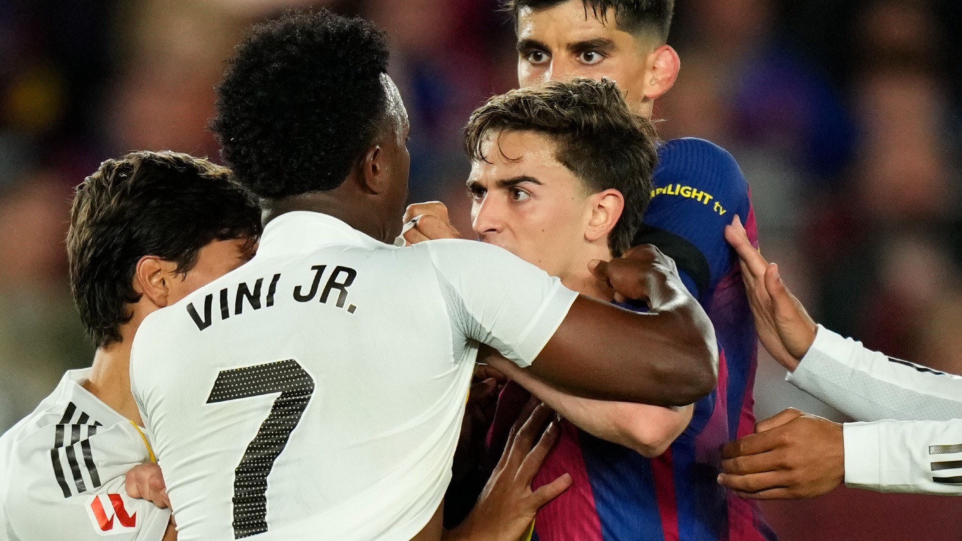 Gavi i Vinícius tenen una picabaralla al clàssic Barça Madrid