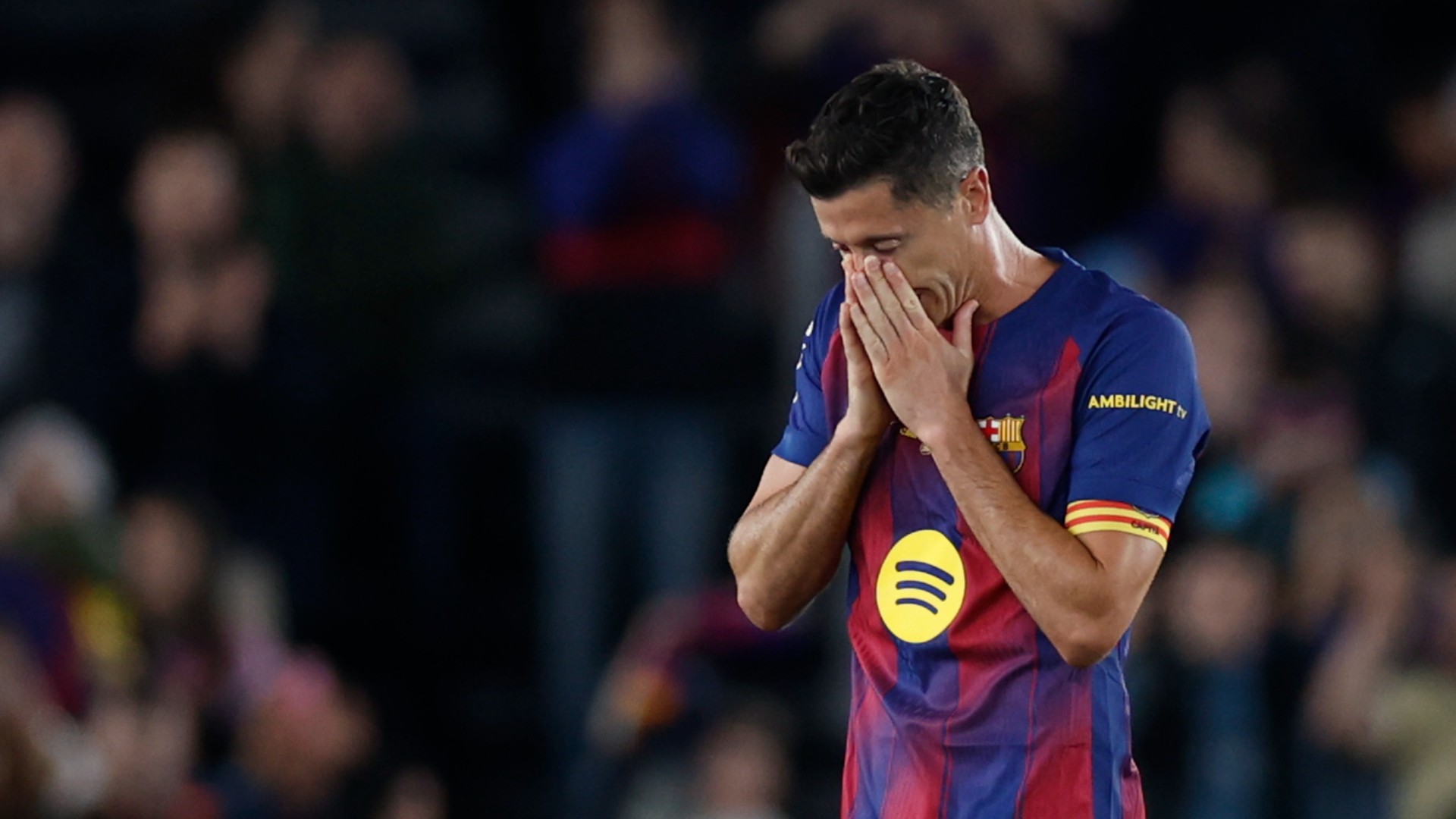Robert Lewandowski plora a l'homenatge del Barça