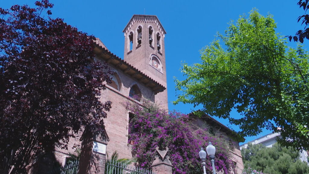 Sant Andreu amaga un mosaic de Gaudí sense protegir i pendent de restauració | Antoni Gaudí, Arquebisbat de Barcelona, arquitectura, Barris, FAD, patrimoni, Sagrada Família