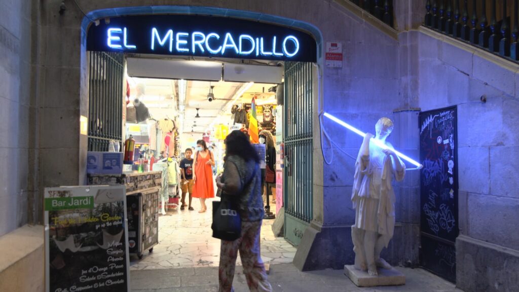 'Petons al cul', el documental que recupera la memòria del mercat d'"El Camello", a Portaferrissa | audiovisual, cine, curtmetratges, mercats, moda