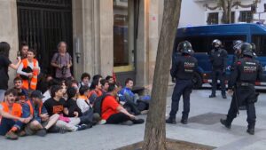 Desnonada l’Olalla al carrer de Buenos Aires en un matí de tensió amb els Mossos