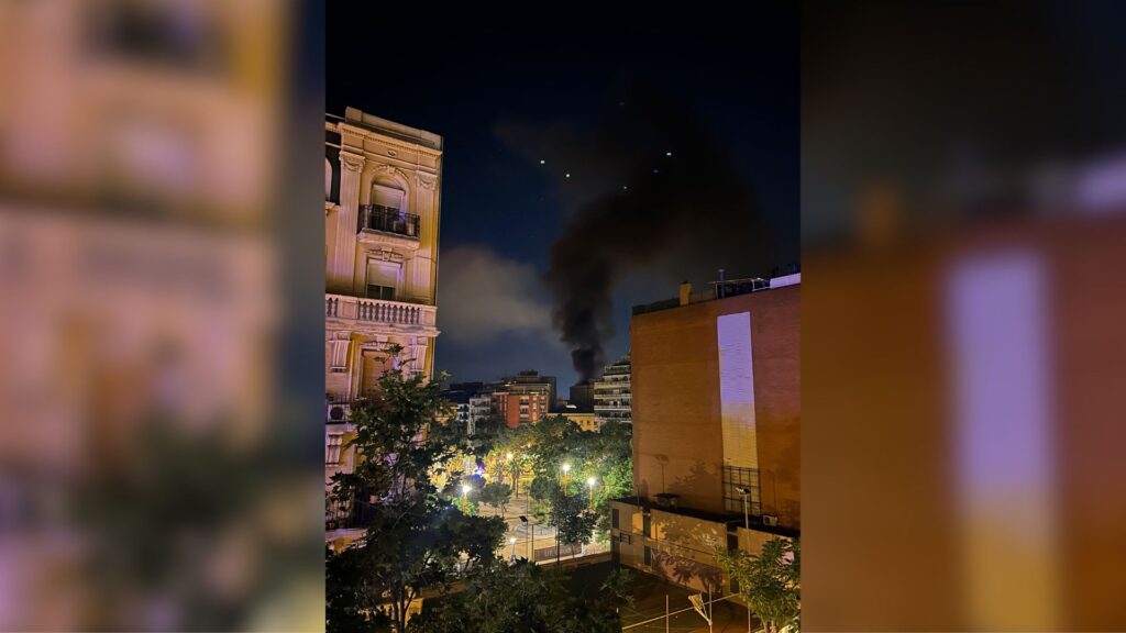 Una successió d'incendis de matinada calcina una quinzena de vehicles a tocar de la Sagrada Família | Bombers de Barcelona, Guàrdia Urbana, Incendis, vehicles privats