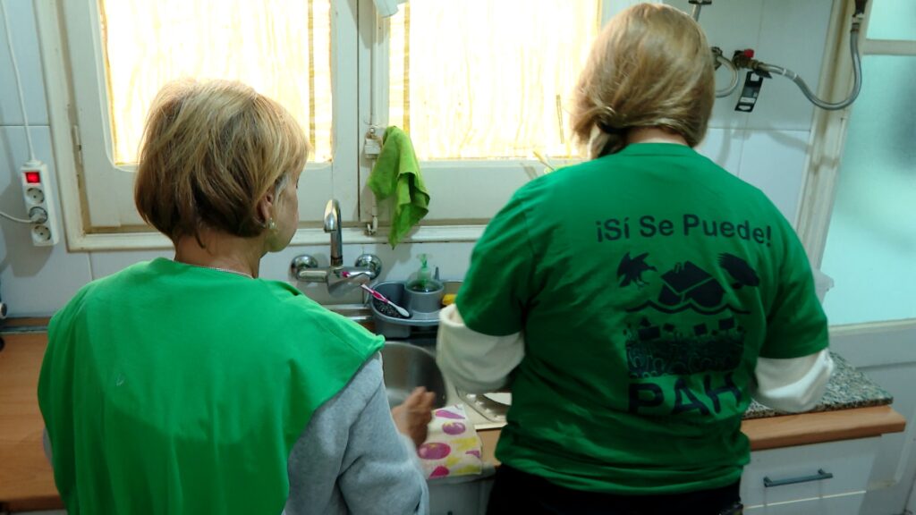 Entre dos desnonaments: després de perdre el pis, la Francesca es refugia en una llar amenaçada | desnonaments