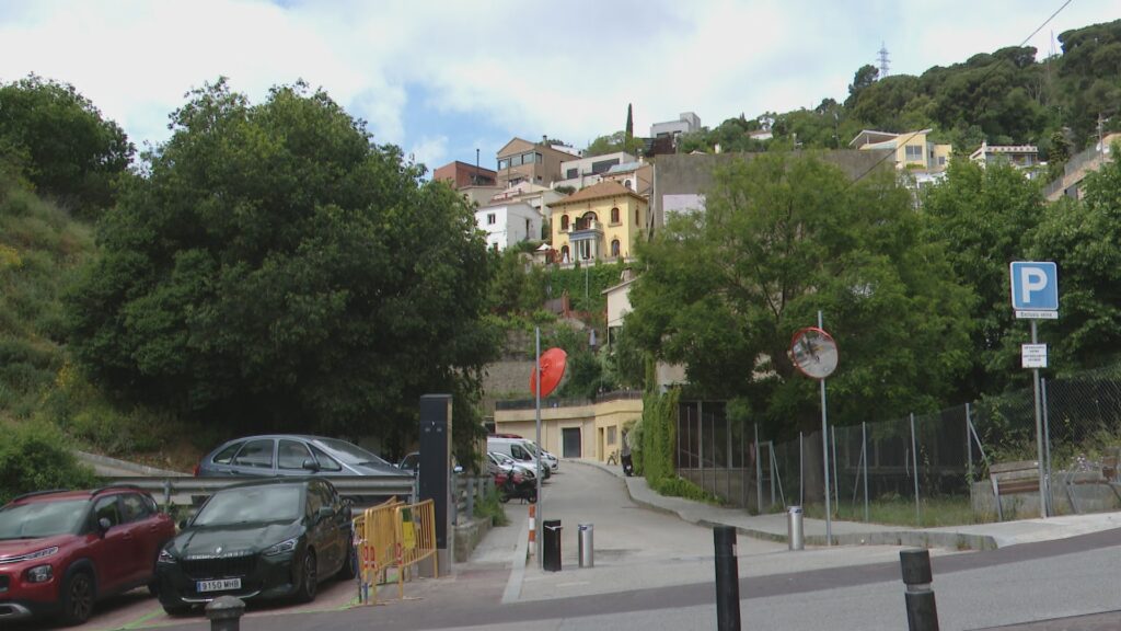 Roben en una vintena de vehicles del Peu del Funicular i la Font del Mont | Barris, Guàrdia Urbana, Mossos d'Esquadra, robatoris, seguretat