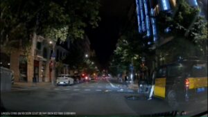 Avança a gran velocitat per la dreta al carrer de Balmes i impacta contra la porta d’un taxi | VÍDEO