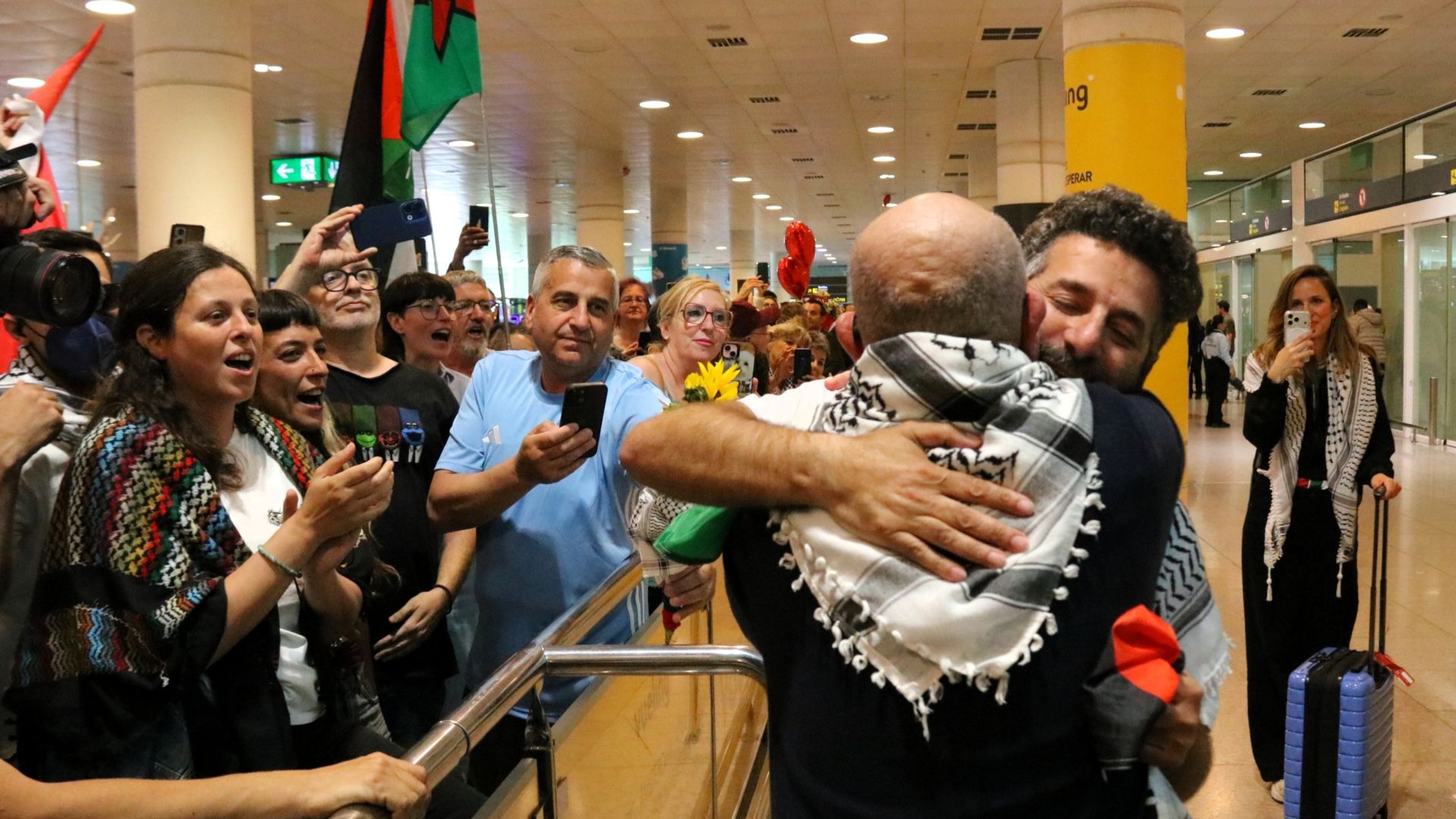 L'activista de la flotilla Saif Abukeshek torna Barcelona