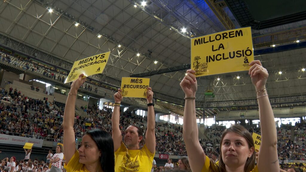 10.000 alumnes ballen al Sant Jordi amb els colors del Tour i la protesta educativa de rerefons | educació primària, escoles, infants, Palau Sant Jordi