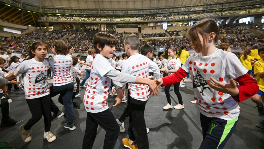 10.000 alumnes ballen al Sant Jordi amb els colors del Tour i la protesta educativa de rerefons | educació primària, escoles, infants, Palau Sant Jordi