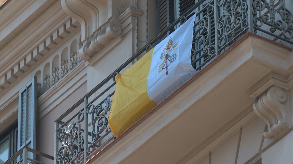 Samarretes del papa i banderes vaticanes: la ciutat escalfa motors per a la visita del pontífex | Arquebisbat de Barcelona, papa Lleó XIV, religió, Sagrada Família