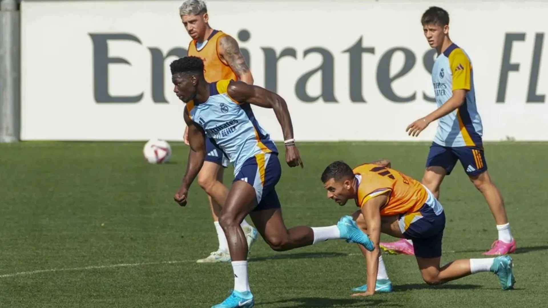 El vestidor del Madrid un caos abans del Barça amb Tchouameni i Valverde