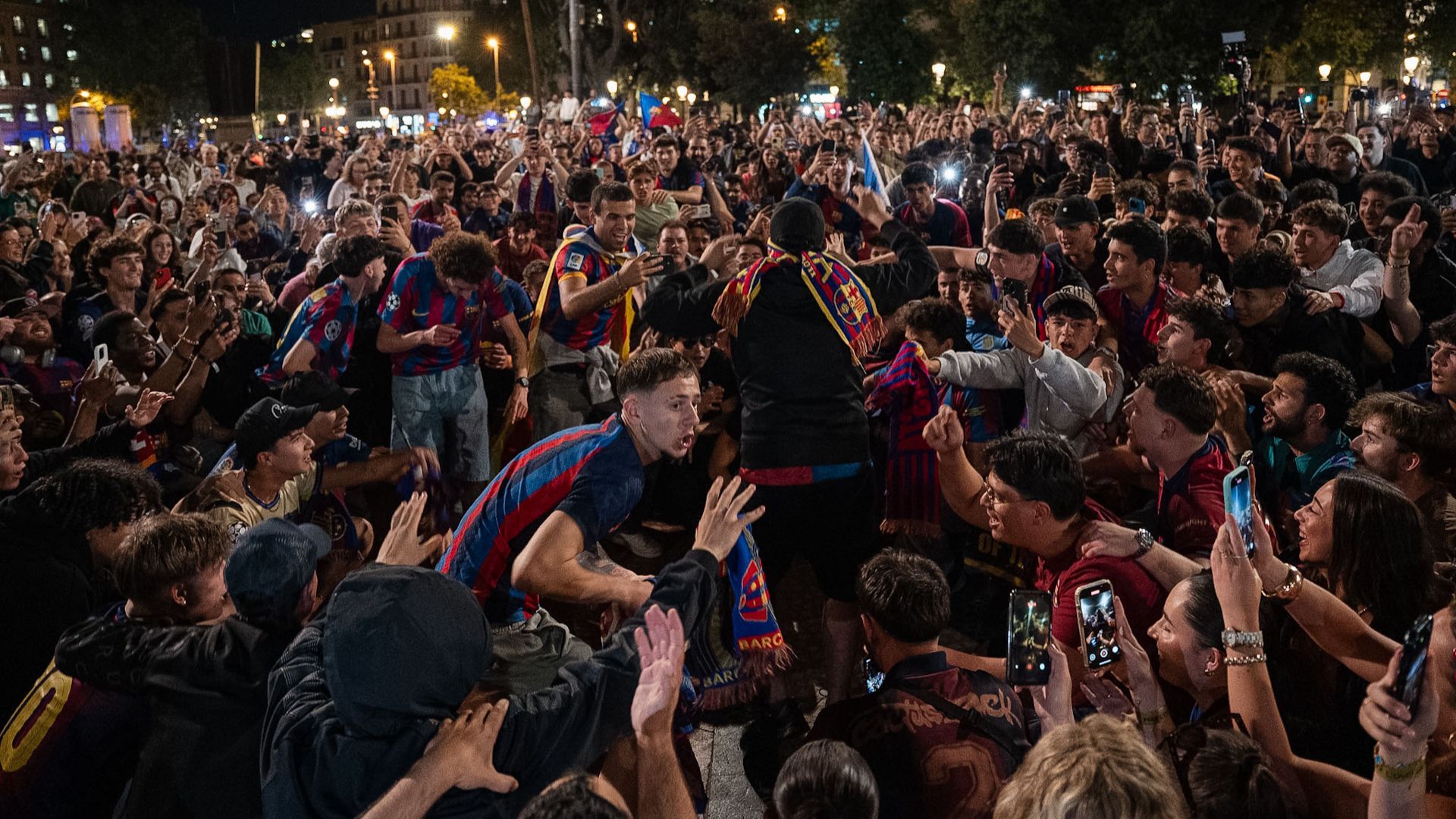afició Barça celebra títol Lliga a plaça de Catalunya