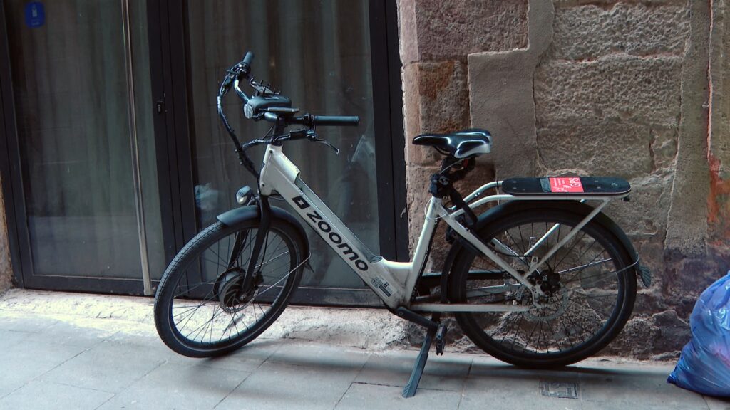 bicicleta &uacute;s compartit mal aparcada bicisharing