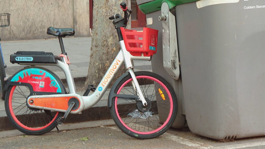 bicicleta &uacute;s compartit mal aparcada