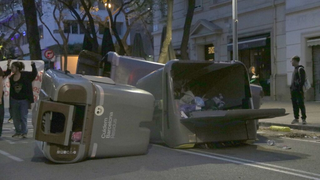Contenidors bolcats a la manifestaci&oacute; per condemnar l&rsquo;acci&oacute; d&rsquo;Israel contra la flotilla