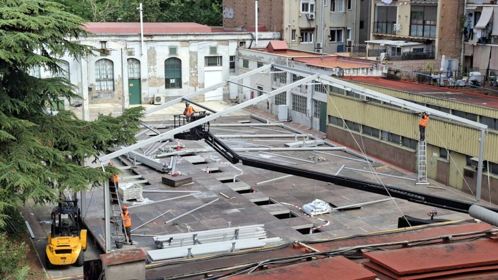 Samarretes del papa i banderes vaticanes: la ciutat escalfa motors per a la visita del pontífex | Arquebisbat de Barcelona, papa Lleó XIV, religió, Sagrada Família