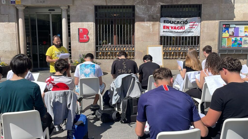 Tret de sortida a les jornades de vaga d'educació: "Només les aturarem si arribem a un acord" | escoles, instituts, professorat, protestes, sindicat, vaga