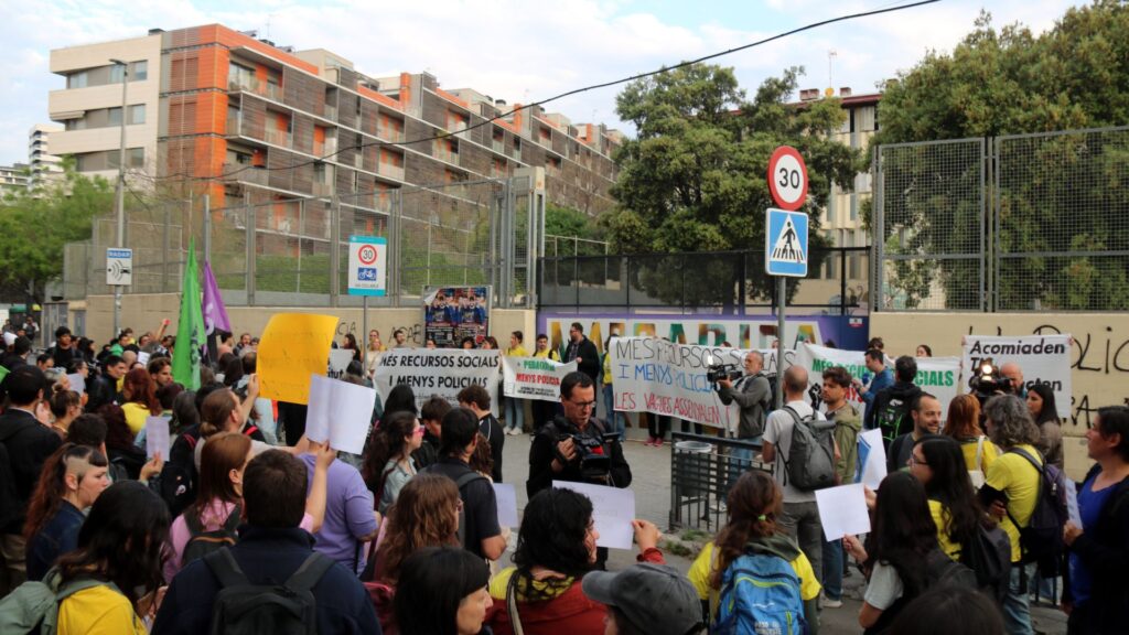 Junts, BComú i ERC forcen una comissió extraordinària per aturar la presència de mossos a instituts | Barcelona en Comú, ERC, Jaume Collboni, Junts per Catalunya, Mossos d'Esquadra