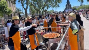 El concurs de paelles de la Rambla intenta reunir 16.000 euros per a la investigació de l’esclerosi