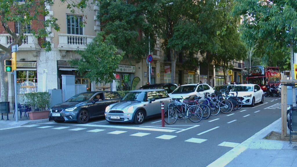 Els veïns del carrer de Sardenya denuncien que els autobusos turístics col·lapsen el carrer | Barris, bus turístic, queixes veïnals, trànsit