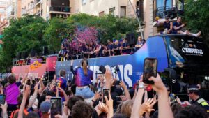 Els carrers de Barcelona es tornen a omplir per veure la rua dels campions