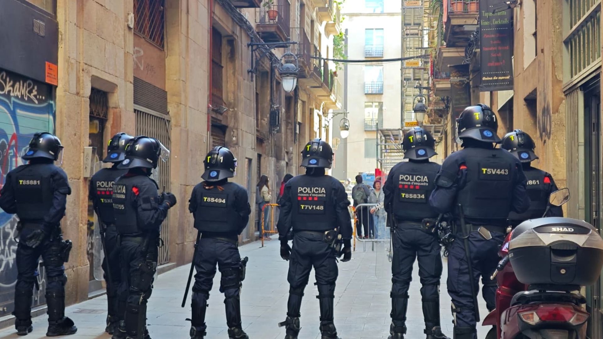 Desnonada una família amb menors al Raval tot i les protestes veïnals | autisme, desnonaments, habitatge públic, lloguer