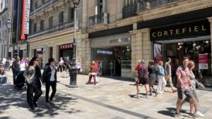 Primer diumenge de botigues obertes, amb pocs compradors i opinions dispars entre els comerciants