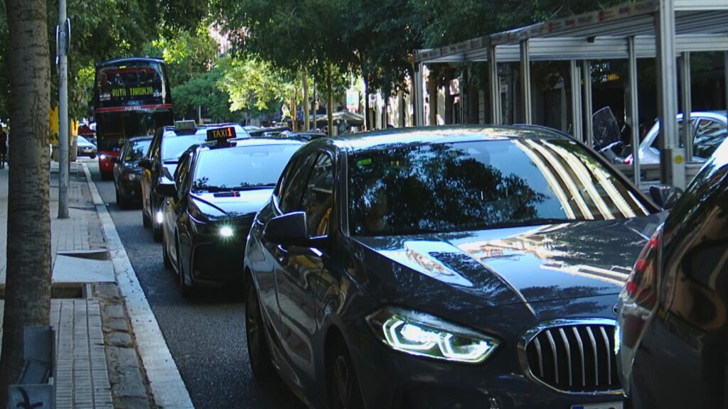 Els veïns del carrer de Sardenya denuncien que els autobusos turístics col·lapsen el carrer | Barris, bus turístic, queixes veïnals, trànsit